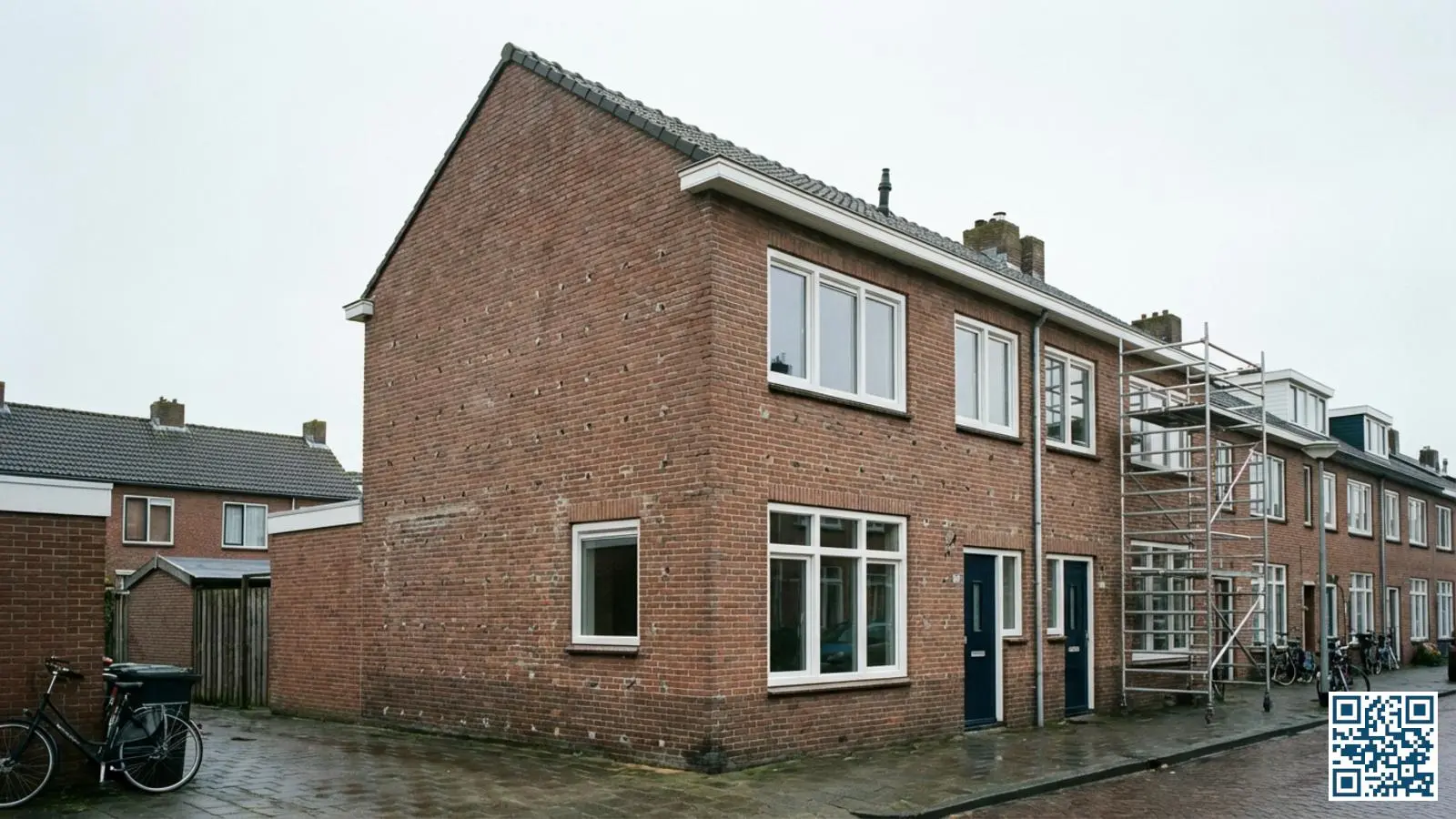 Nederlandse rijtjeswoning met nieuw HR-glas en zichtbare spouwmuurisolatie boorgaten in de gevel