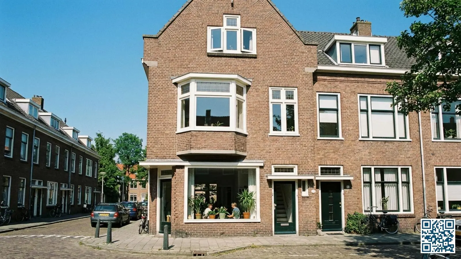 Nederlandse rijtjeshuisgevel met diverse raamformaten van grote woonkamerramen tot kleinere slaapkamerramen