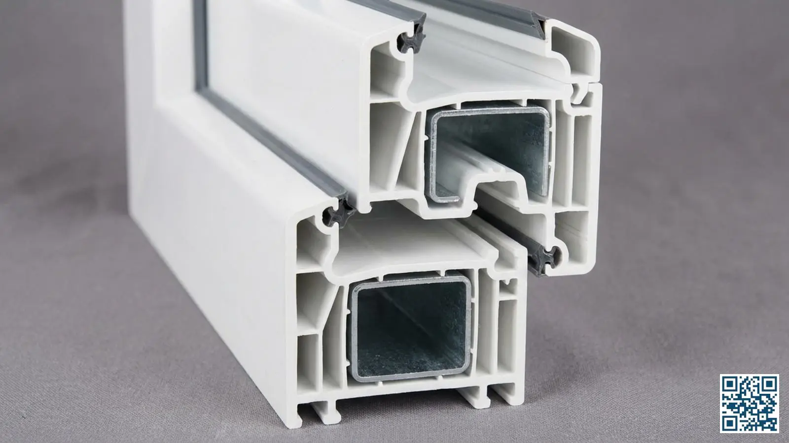 Doorsnede van een kunststof kozijnprofiel met zichtbare kamers en stalen versterking