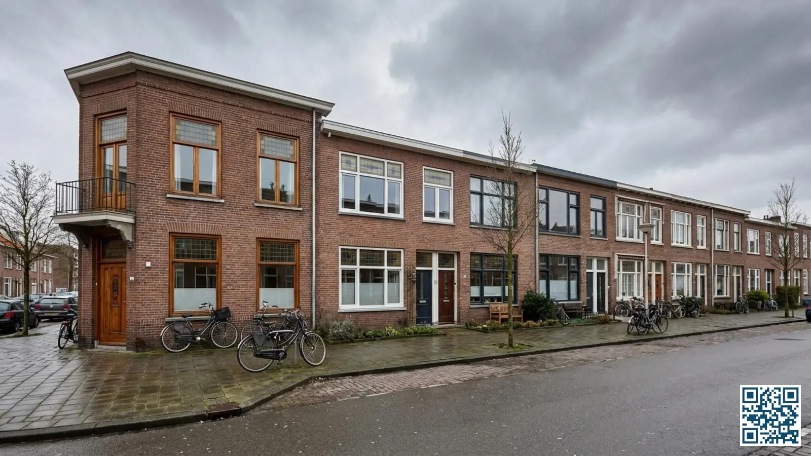 Nederlandse straat met verschillende woningtypes en raampartijen waaronder rijtjeshuizen en hoekwoningen