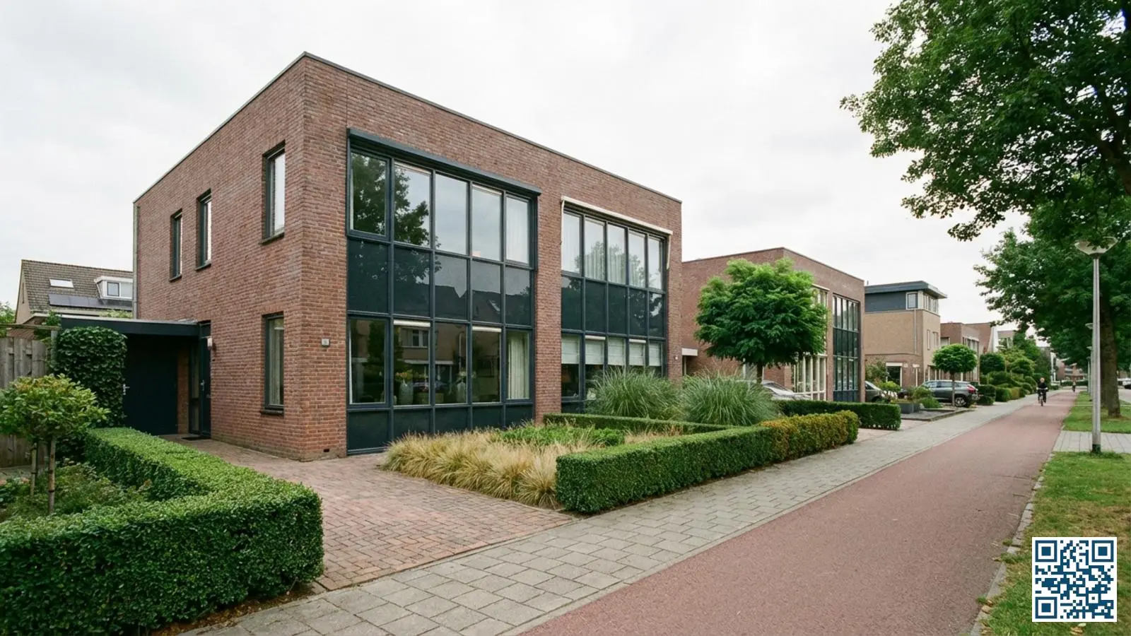 Eengezinswoning in Almere met kenmerkend groot glasoppervlak en dubbelglas uit de jaren tachtig