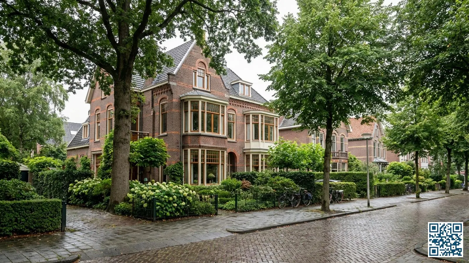 Groene villawijk in Arnhem met karakteristieke vooroorlogse villa's met grote erkers en raampartijen