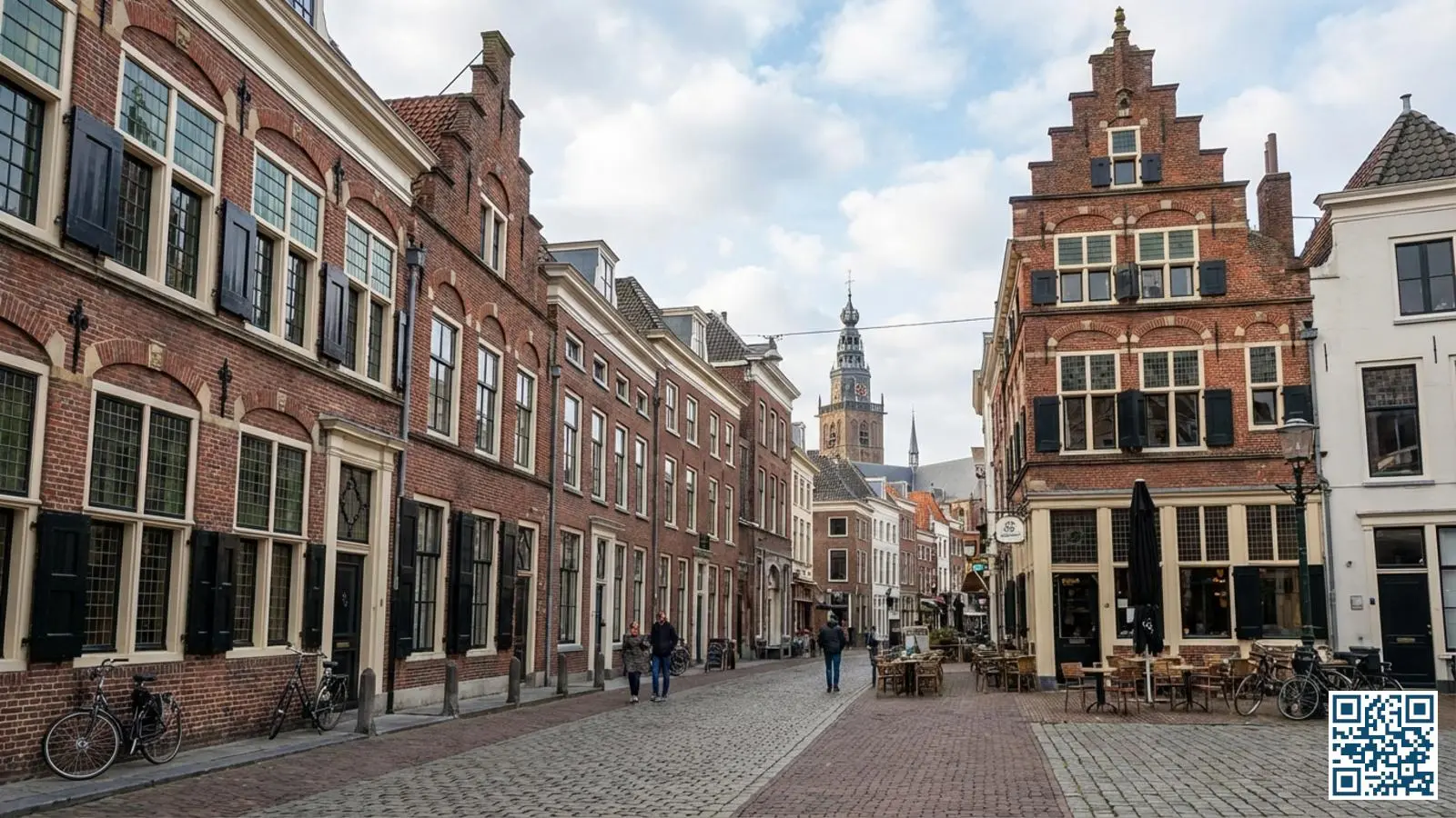 Historisch centrum van Nijmegen met karakteristieke oude gevels en traditionele ramen langs een geplaveide straat