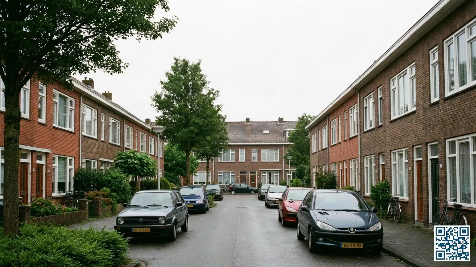 Naoorlogse woonwijk in Nijmegen met rijtjeshuizen uit de jaren zestig en zeventig met standaard dubbelglas