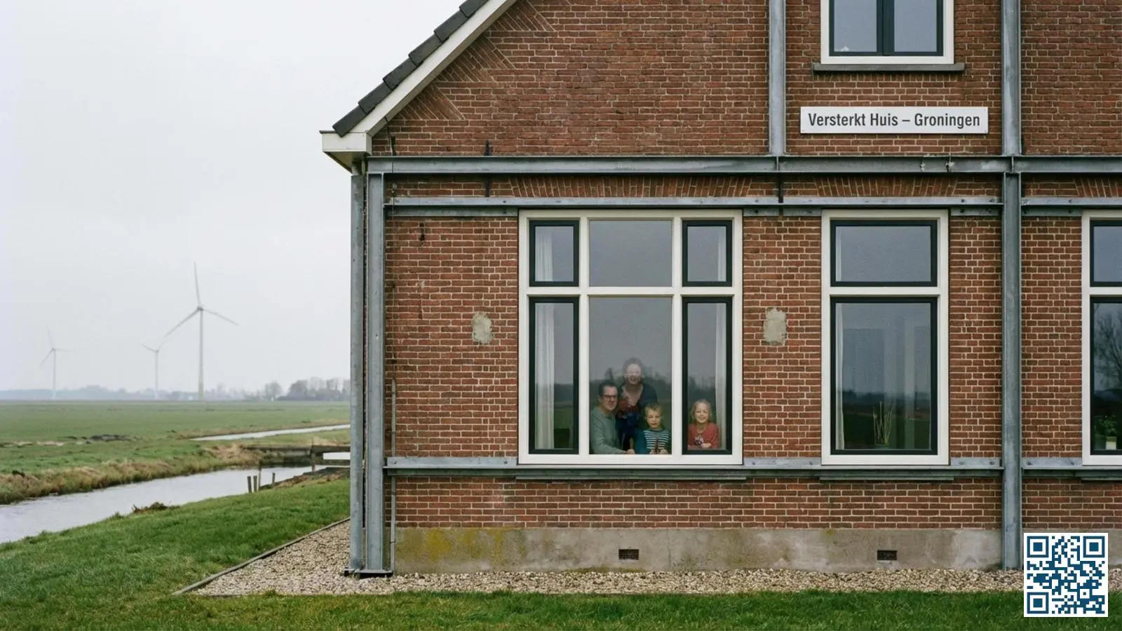 Versterkte woning in het Groningse aardbevingsgebied met nieuw geïnstalleerd isolerend glas in de ramen
