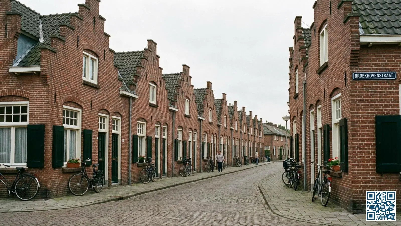 Straat met typische Tilburgse arbeiderswoningen uit de textielperiode met karakteristieke kleine raampartijen