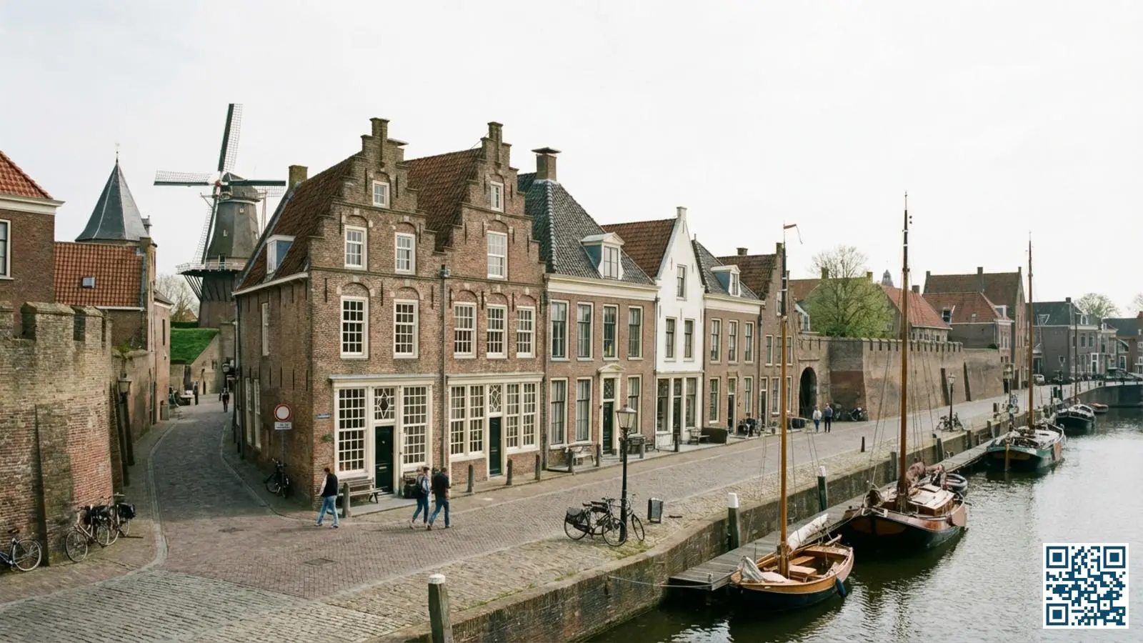 Beschermd stadsgezicht van vestingstad Heusden met historische grachtenpanden en karakteristieke gevels