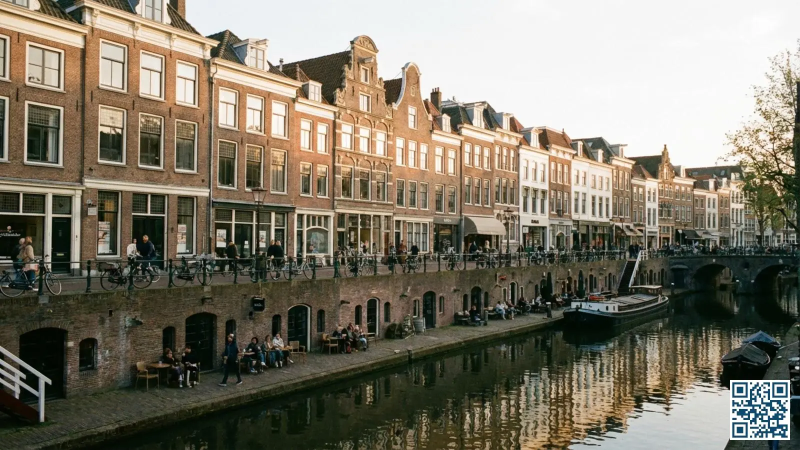 Oudegracht in Utrecht met historische grachtenpanden en karakteristieke ramen boven de werfkelders