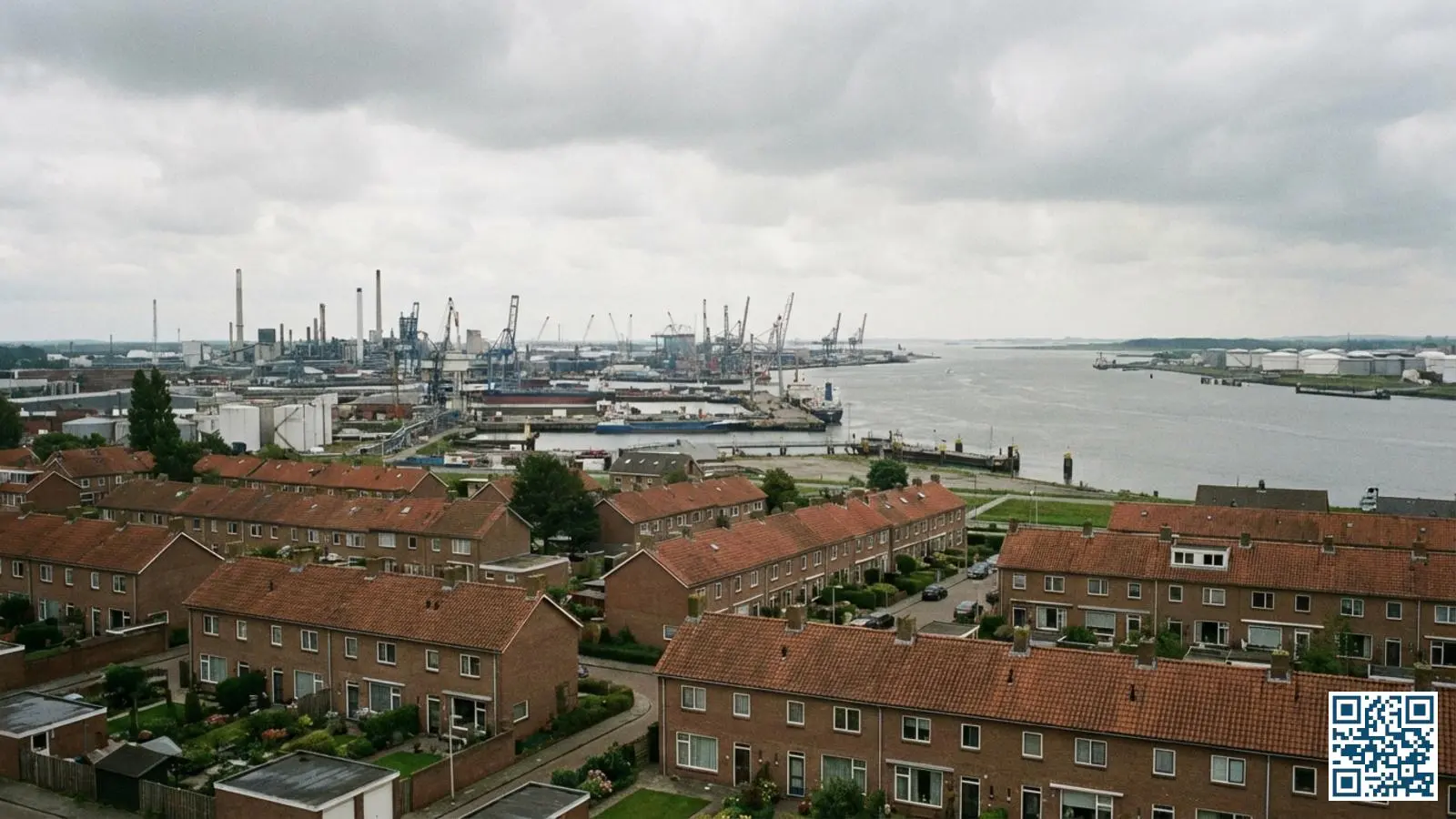 Overzicht van Terneuzen met industriegebied aan de Westerschelde en naoorlogse woonwijken op de voorgrond