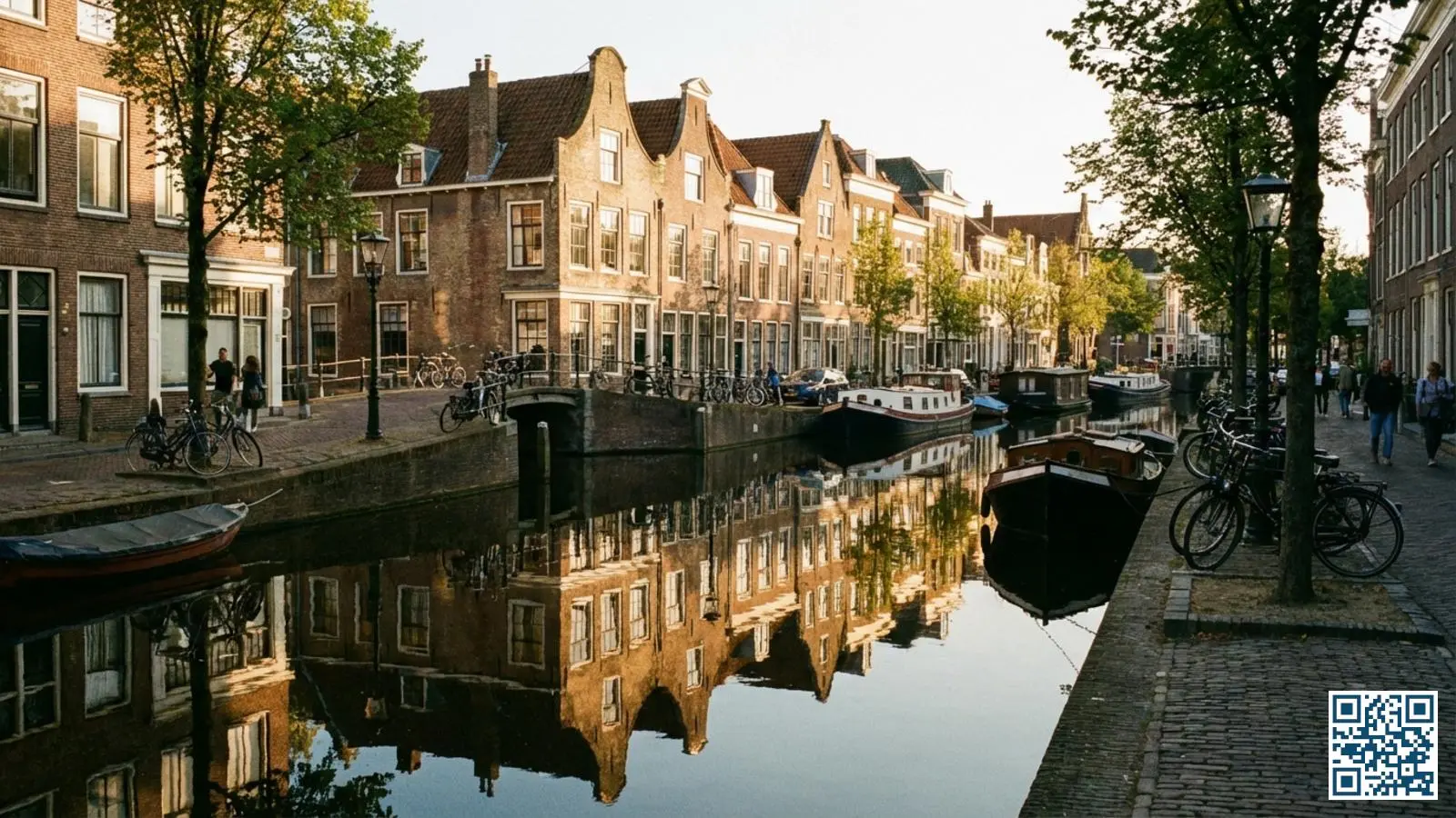 Historische grachtenpanden in een Zuid-Hollandse stad met karakteristieke hoge ramen en klassieke gevels