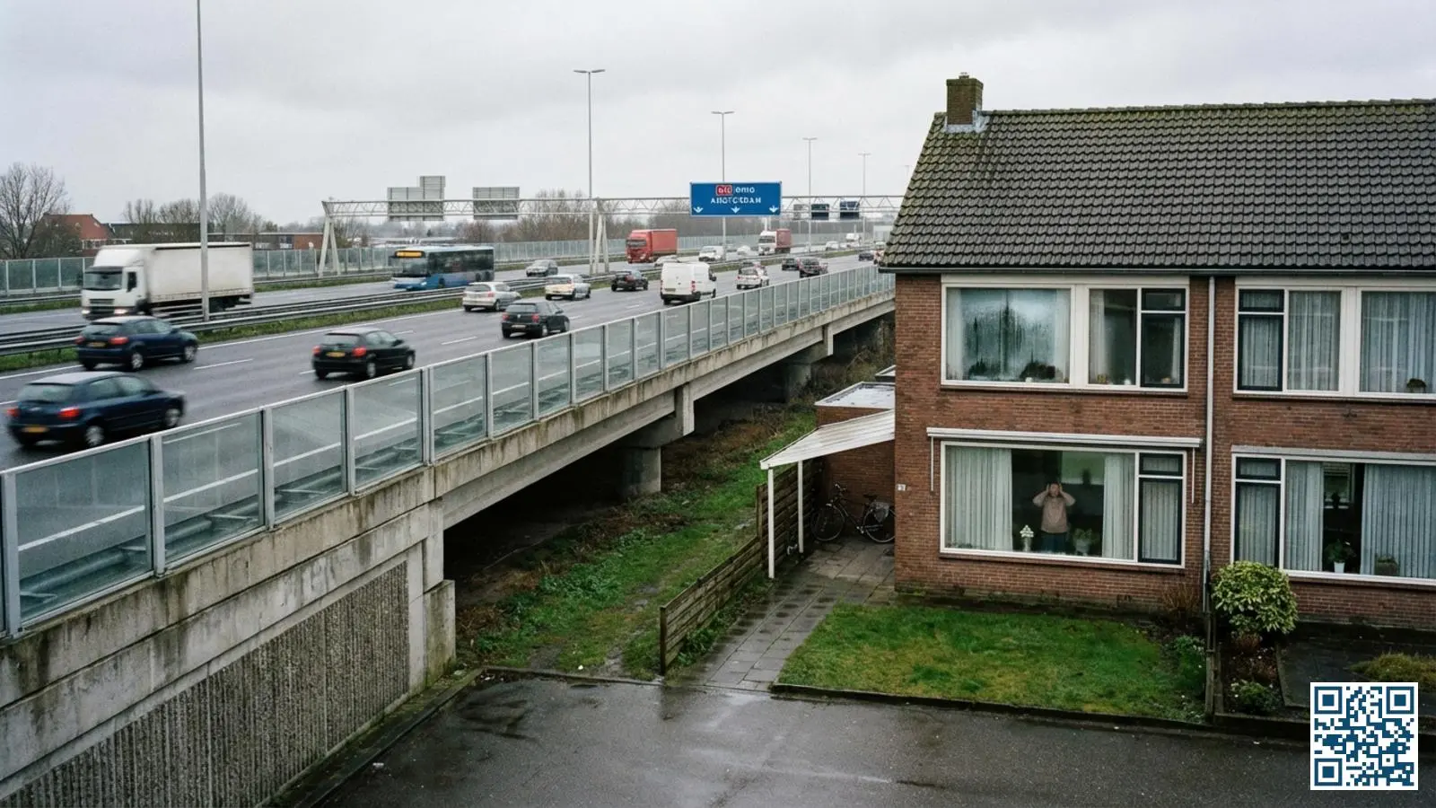 Nederlandse gezinswoning gelegen direct naast een drukke snelweg met passerende auto's en vrachtwagens