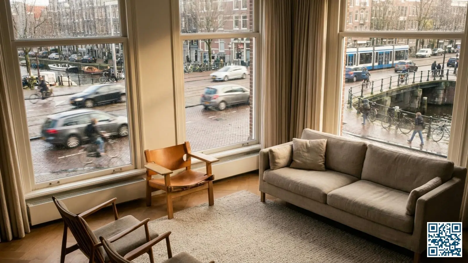 Rustige woonkamer met grote ramen die uitkijken op een drukke Nederlandse stadsstraat met verkeer