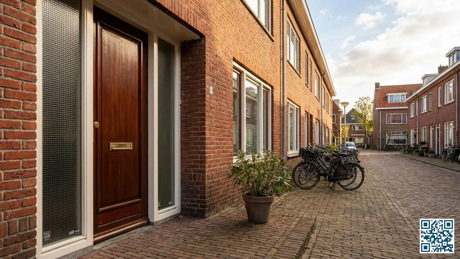 Nederlandse woning met voordeur en zijramen voorzien van veiligheidsglas met zichtbare kwaliteitskenmerken