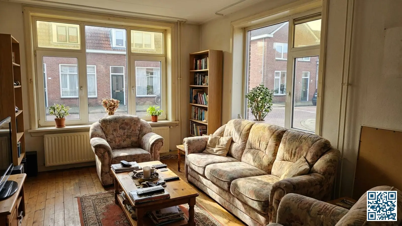 Woonkamer in Nederlands rijtjeshuis met dubbelglas ramen uit de jaren tachtig waar daglicht door naar binnen valt