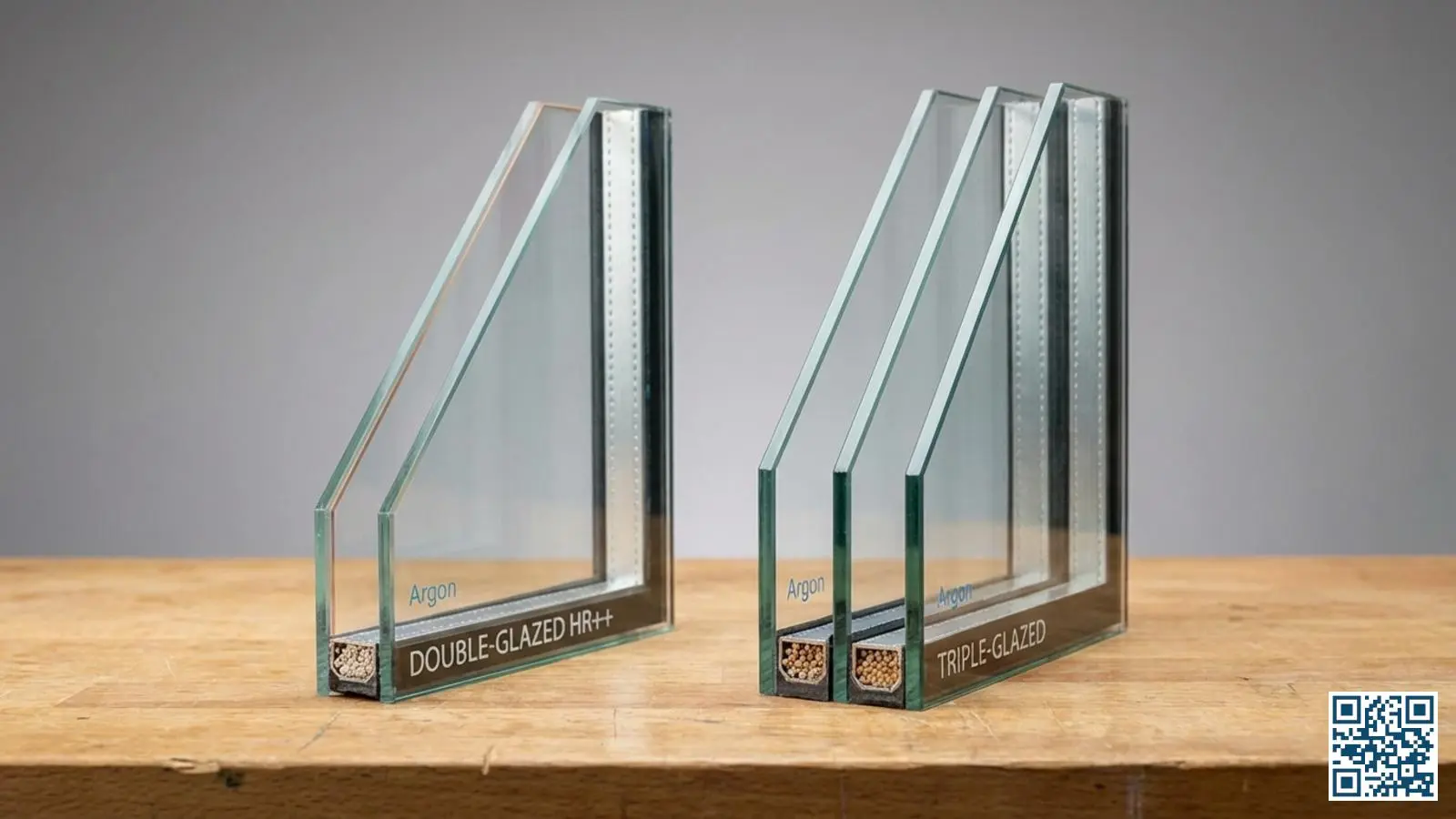 Doorsnede van HR++ dubbelglas en triple glas naast elkaar met zichtbare glaslagen en gasspouwen