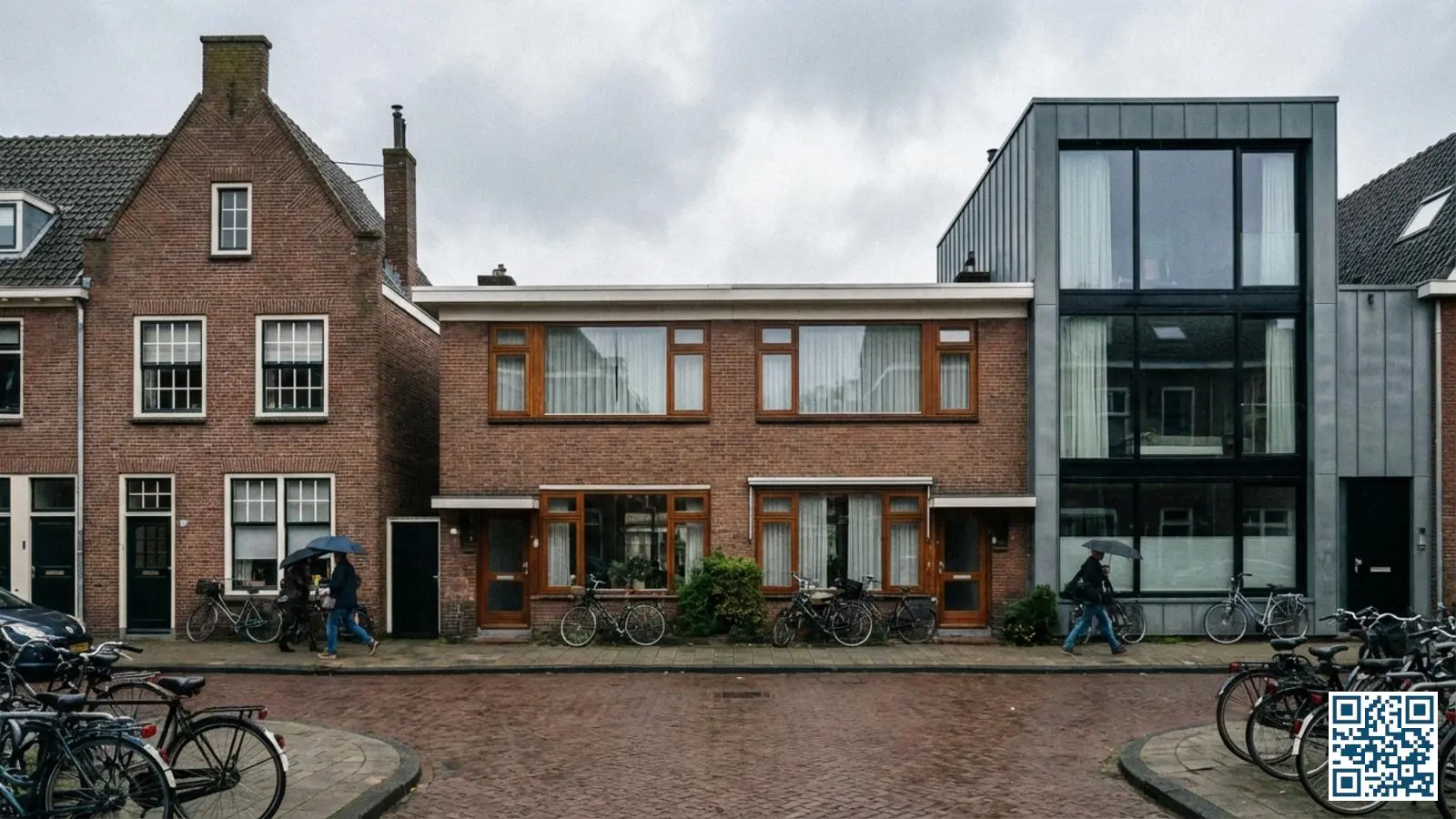 Nederlandse straat met woningen uit verschillende bouwperioden naast elkaar met elk kenmerkende raamtypen en kozijnen