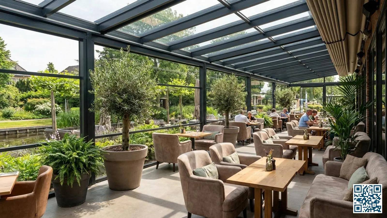 Overdekt restaurantterras met glazen wanden en dak waar daglicht door de HR-glas panelen valt
