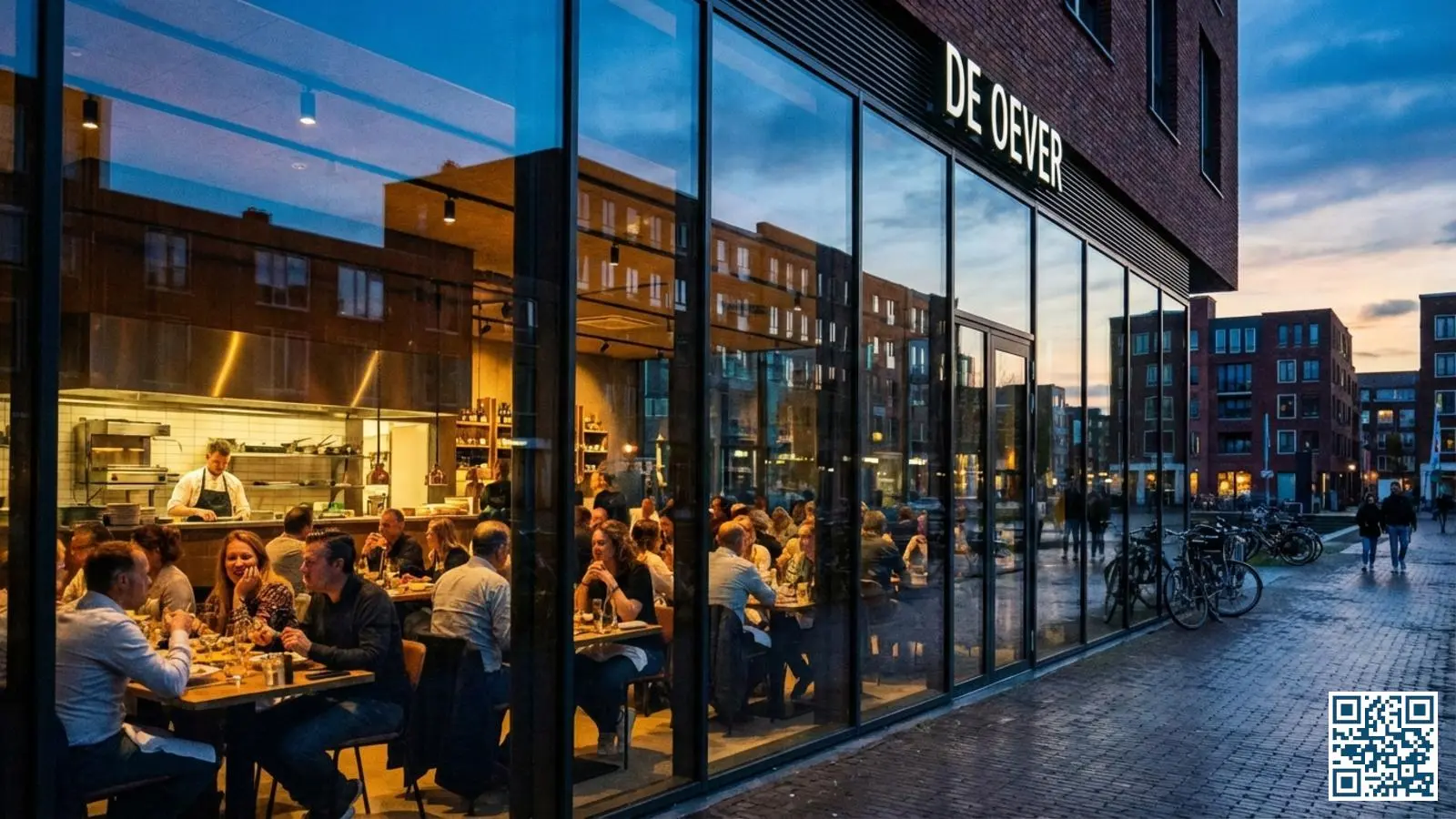 Modern restaurant met grote glazen gevel waarbij gasten zichtbaar zijn door de heldere HR-glas ramen